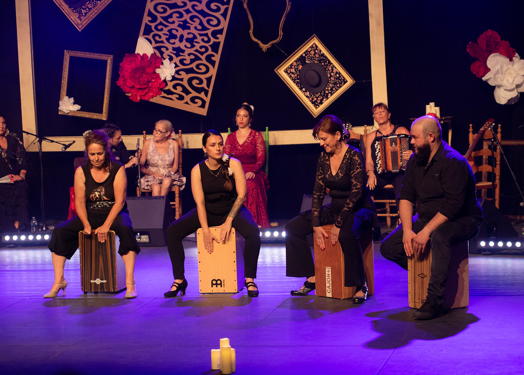 Atelier collectif de cajón sur scène