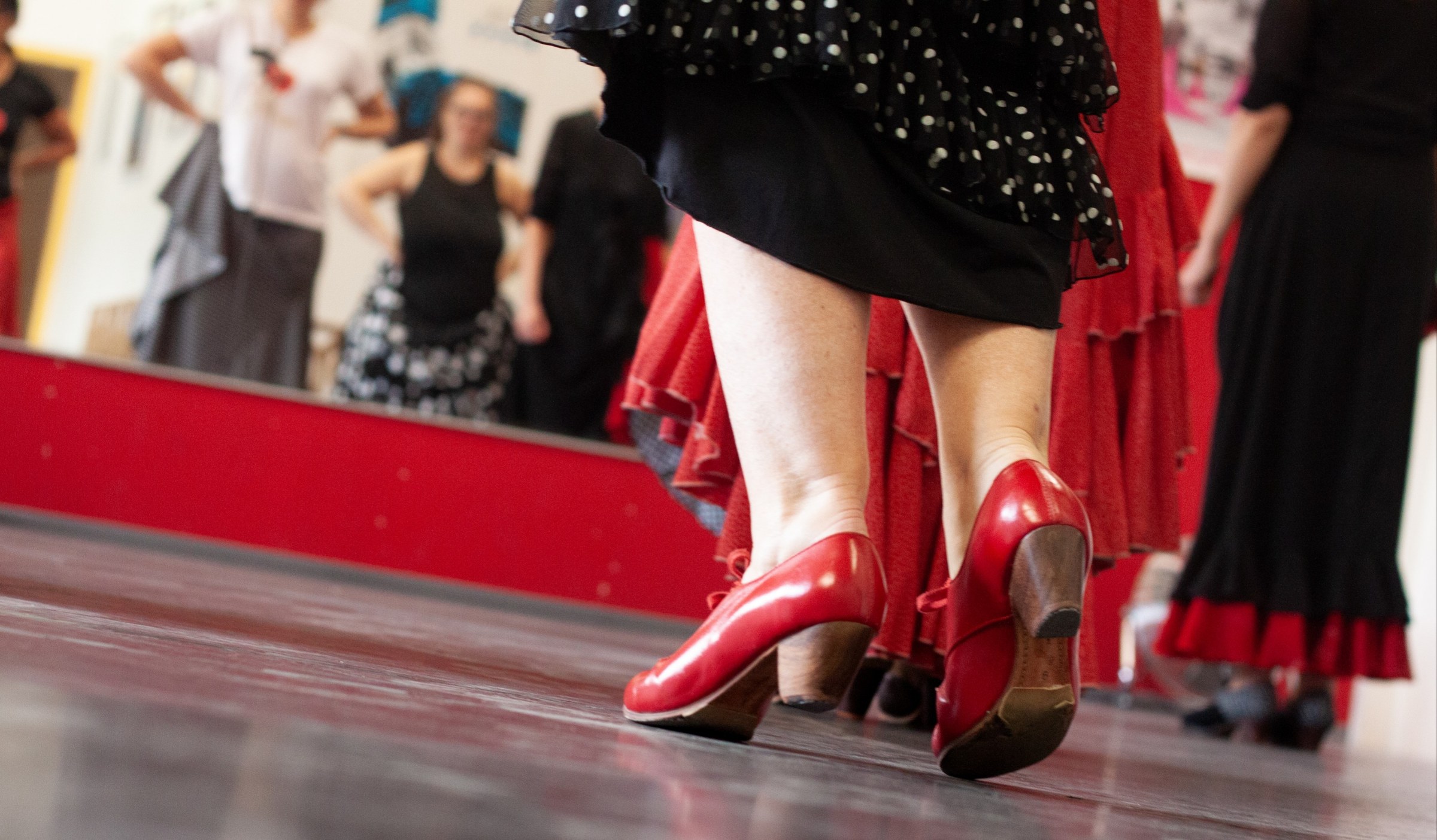 Atelier de danse flamenca devant le miroir