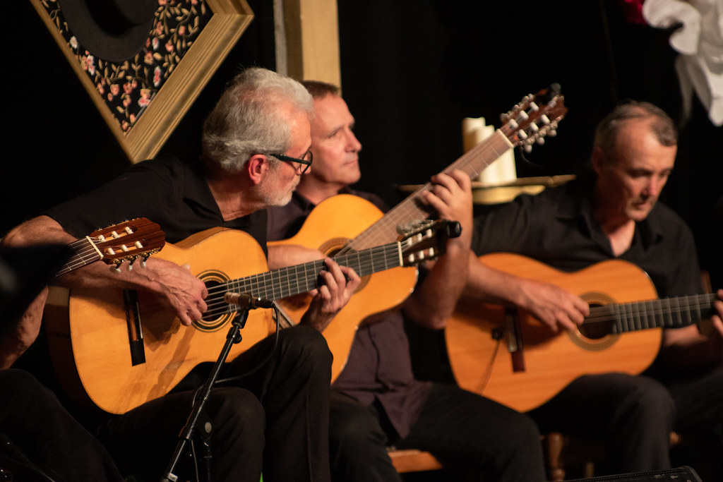 Trois guitaristes flamencos sur scène