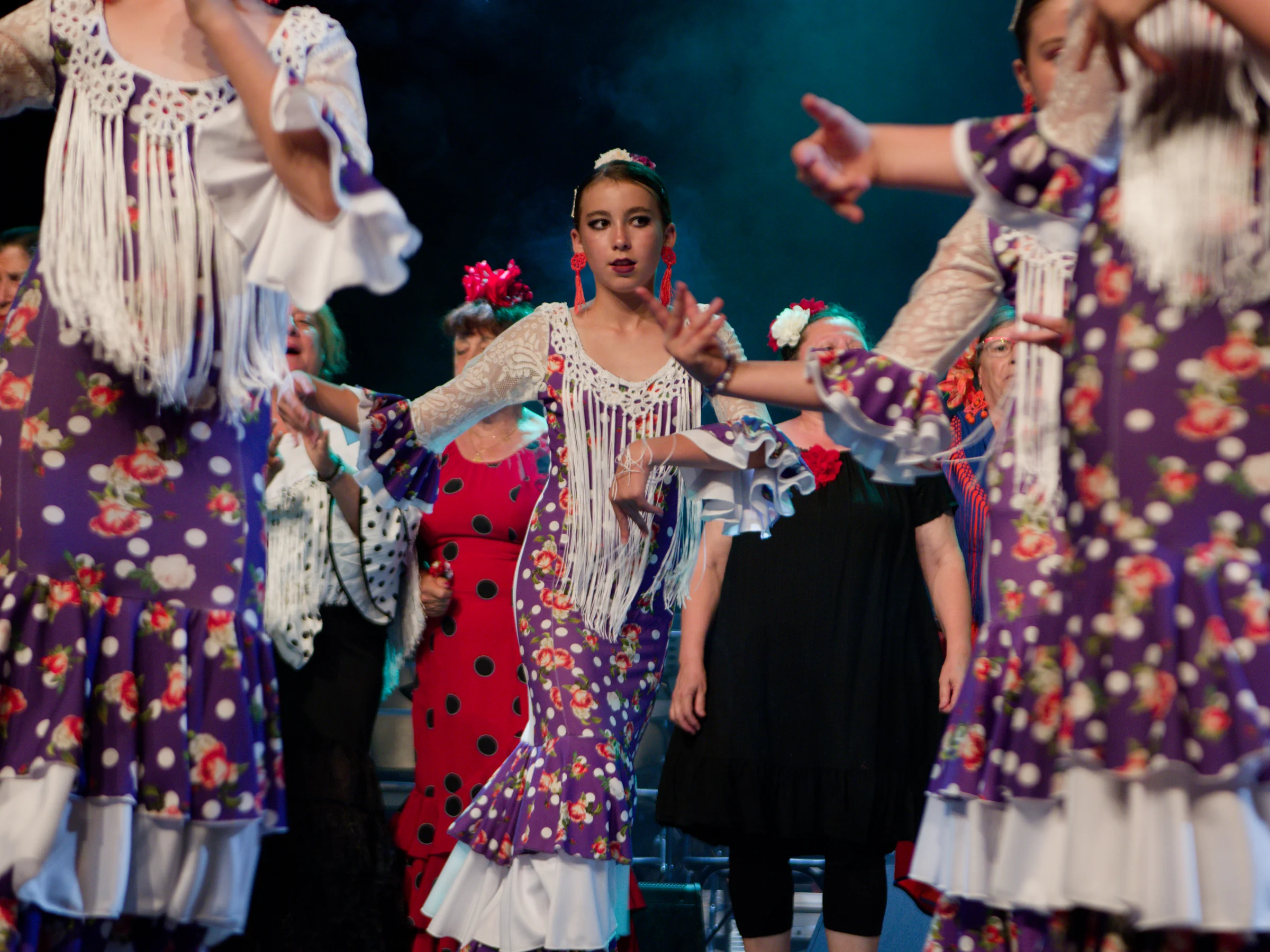 Danseuses de plusieurs générations réunies sur scène